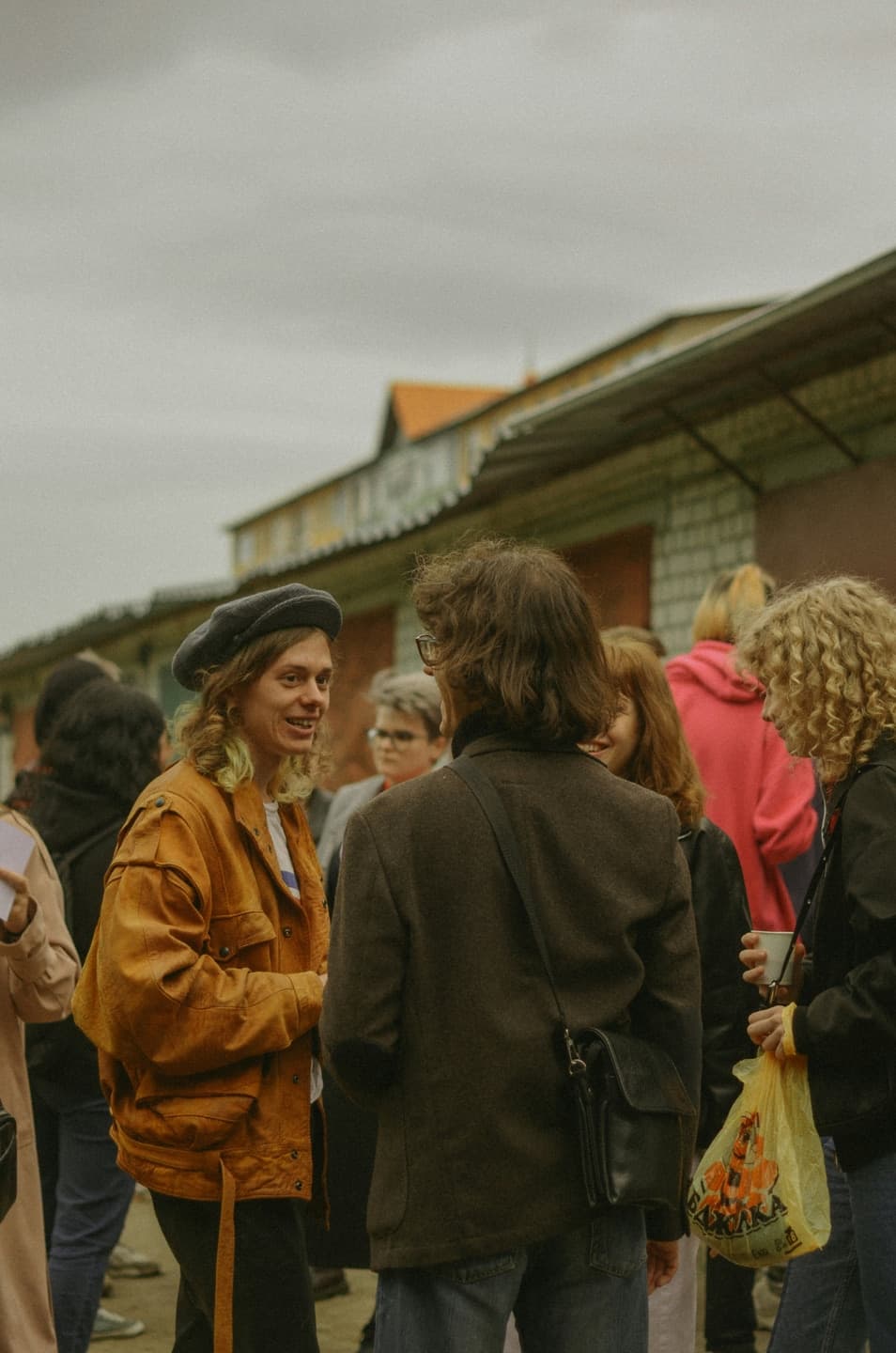 Människor som samlas utomhus vid en lokal
